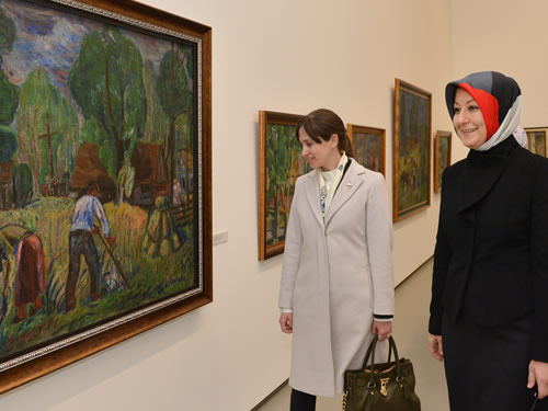 Bayan Gül, Litvanya Ulusal Sanat Galerisi’ndeki Sergiyi Gezdi
